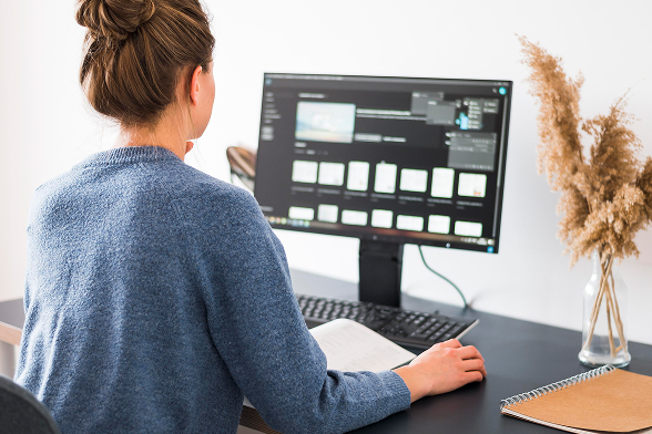 Paso 2 — configurar pose y actitud de la imagen con IA en Outfit Studio